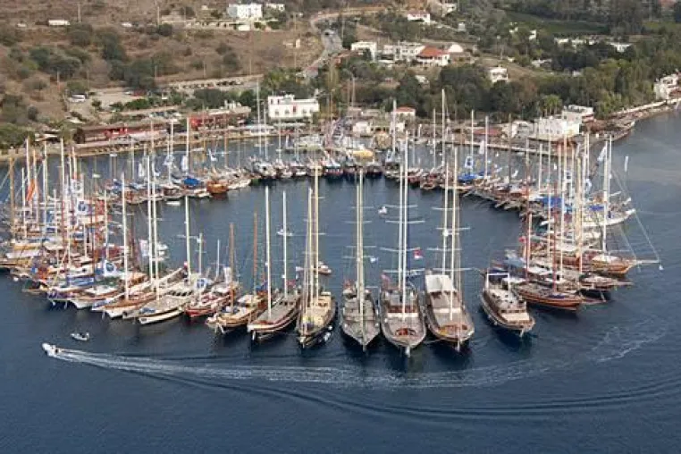 Bild: Bodrum Cup 2009 - Regatta der Gulets - Frischer Wind in weißen Segeln