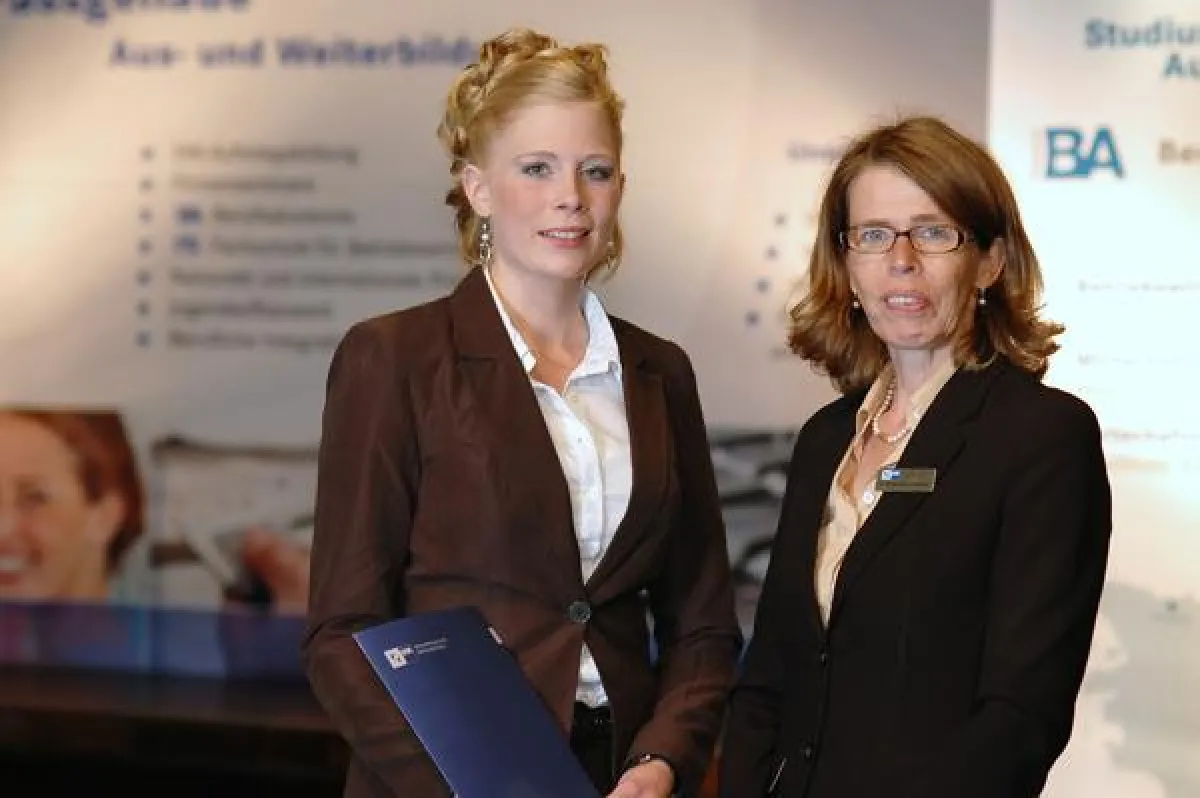 Jahrgangsbeste Jana Wilken mit Berufsakademie-Direktorin Dr. Gisela Nissen-Baudewig