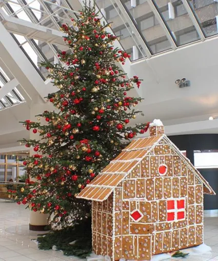 Kinder verzierten ein zwei Meter hohes Mega-Lebkuchenhaus in der Lobby Bild: Kinder verzierten ein zwei Meter hohes Mega-Lebkuchenhaus in der Lobby