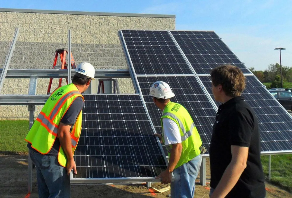 Montage der Module - Muster-Freilandanlage von Habdank-PV in Michigan-USA