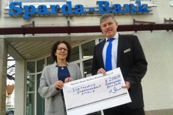 Sparda-Bank spendet 2.000 Euro für den Ambulanten Kinderhospizdienst AMALIE Bild: Sparda-Bank spendet 2.000 Euro für den Ambulanten Kinderhospizdienst AMALIE