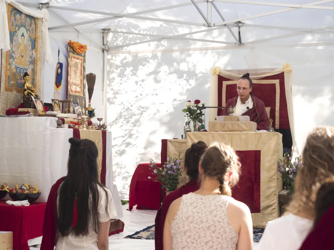 Tulku Khyungdor Rinpoche beim Tshethar Ritual im Schlosspark Gauting bei München (© Long Yang e.V.)