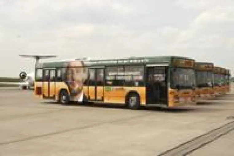 Bild: Typisch klarmobil.de - erste Verkehrsmittelwerbung auf Flughafenbussen in Deutschland