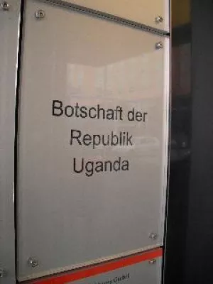 Bild: Berlin: Gebete für den ermordeten David Kato vor der Botschaft von Uganda