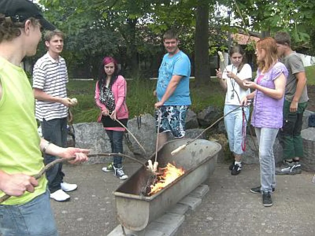 Nach den Workshops war entspanntes Grillen angesagt (Bild: CJD Jugenddorf Offenburg).