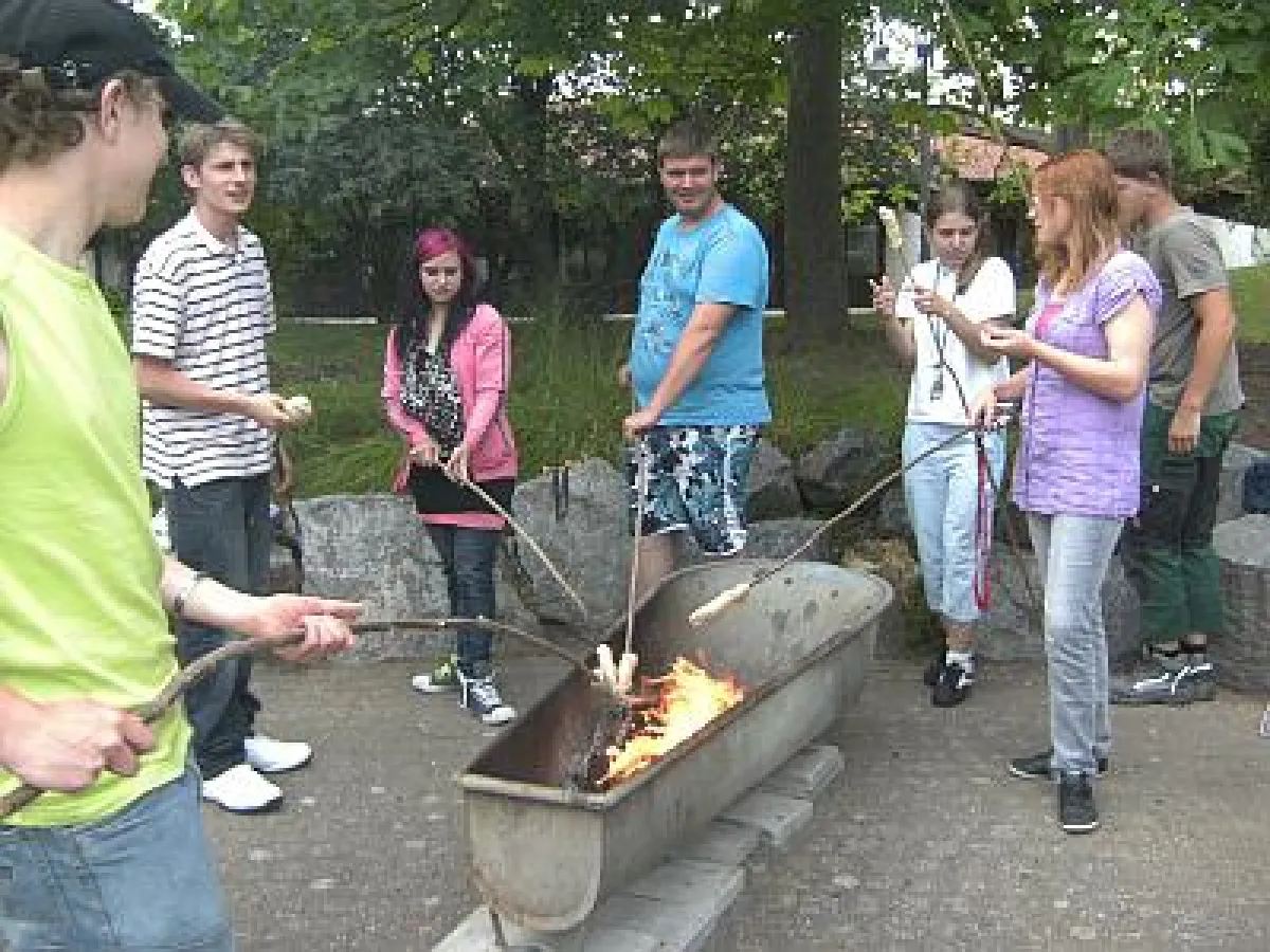 Nach den Workshops war entspanntes Grillen angesagt (Bild: CJD Jugenddorf Offenburg).