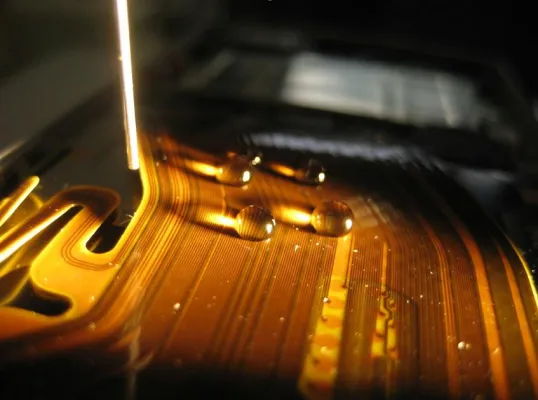 Bild: Plasma macht kurzen Prozess mit Polyimid-Schichten