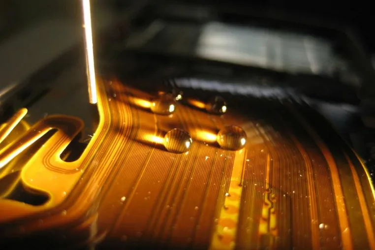 Plasma macht kurzen Prozess mit Polyimid-Schichten Bild: Plasma macht kurzen Prozess mit Polyimid-Schichten