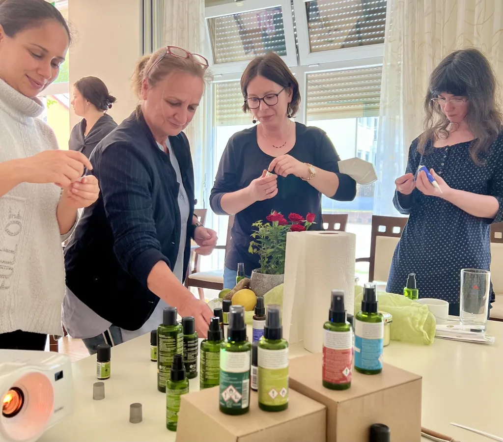 Teilnehmer:innen des AromaPflege-Workshop der Korian Stiftung im Haus Wolfstein in Neumarkt (© Korian Stiftung)
