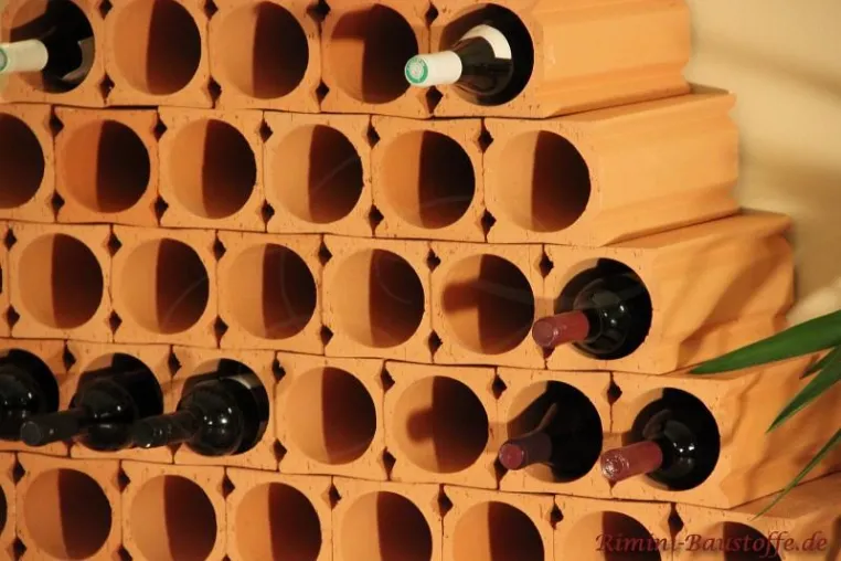 Bild: Gute Nachricht für alle Weinfreunde: Rimini Baustoffe erhöht Angebot der beliebten Ton-Weinregale von 5 auf 9