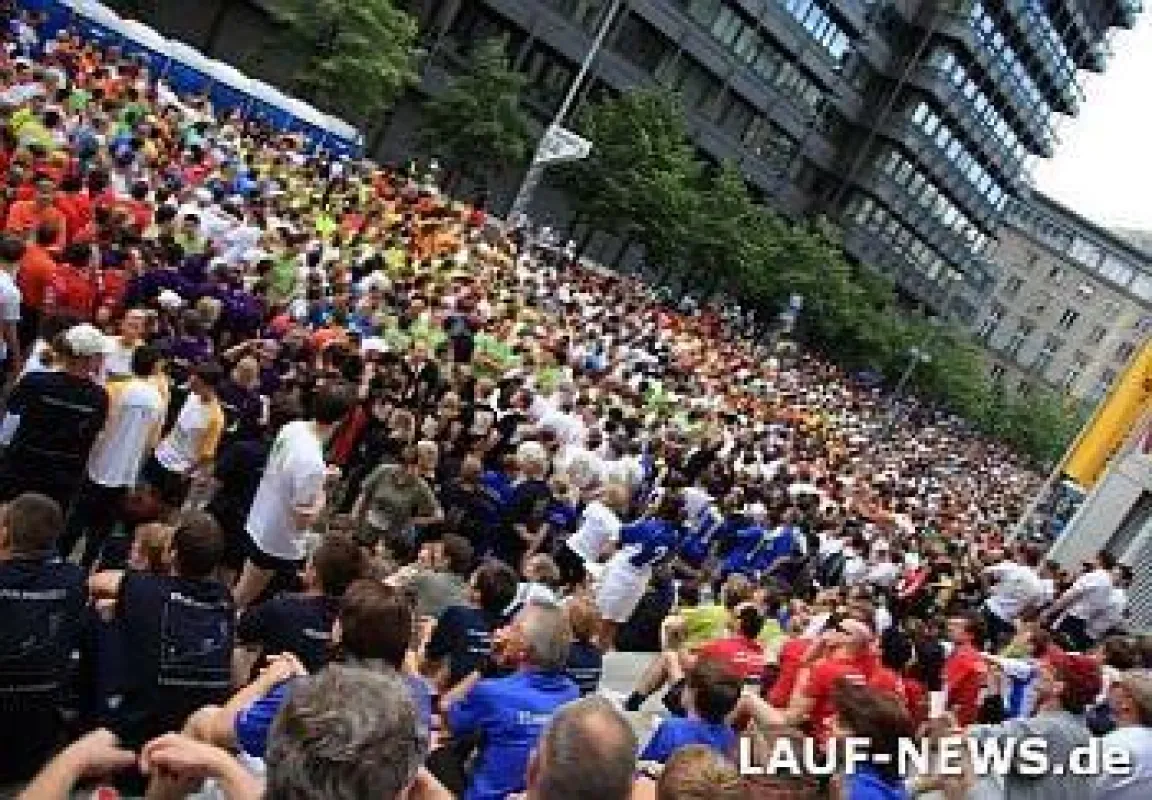 Läufer der J.P. Morgan Corporate Challenge 2009 in Frankfurt am Main