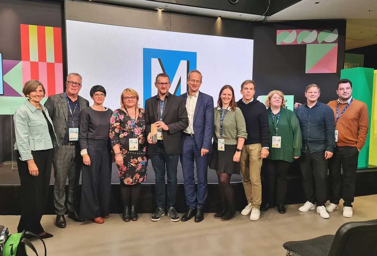 Uta Börger, liesLotte Medien Verlag, 4. v.l., Gewinner gmx.de, Dr. Thorsten Schmiege, Präsident BLM (© liesLotte Medien Verlag)