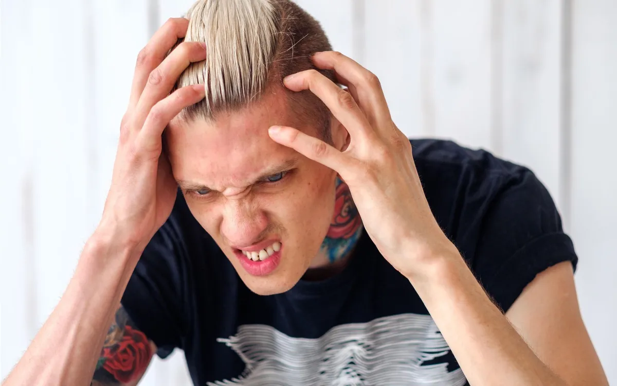 CMD ist häufig Ursache von Kopfschmerzen, Tinnitus, Schwindel und weiteren Symptomen (© Berzin / pixabay)