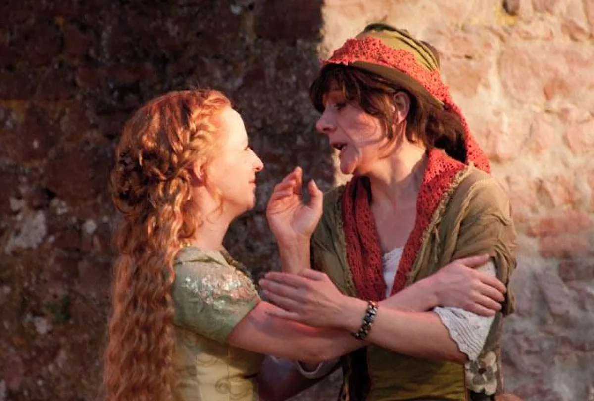 Julia Hell ist Giulietta, Dorina Pascu die Amme