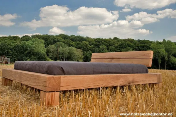 Bild: Balkenbett aus starken Holzbalken vom Holzmöbelkontor.
