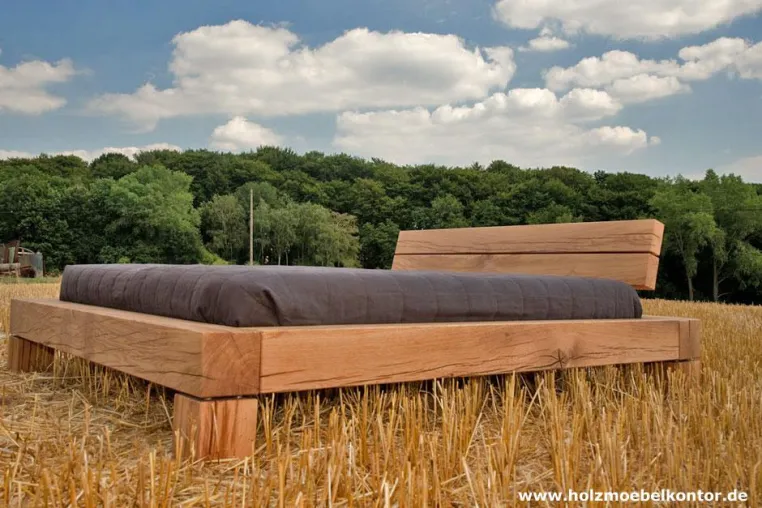 Bild: Balkenbett aus starken Holzbalken vom Holzmöbelkontor.