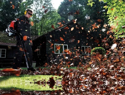 Rückentragbare Powerbläser, die trotz voller Leistung weniger Krach machen Bild: Rückentragbare Powerbläser, die trotz voller Leistung weniger Krach machen