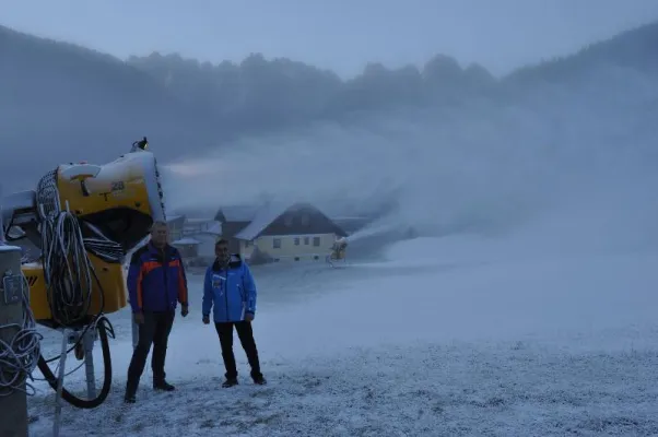 Beschneiung in Gosau läuft auf Hochtouren Bild: Beschneiung in Gosau läuft auf Hochtouren