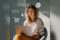 Junge Frau am Laptop, Begriffe und Icons symbolisieren digitale E-Commerce-Anforderungen