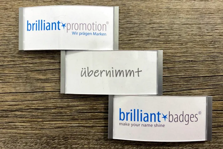 Bild: brilliant promotion® erweitert Sortiment um Namensschilder