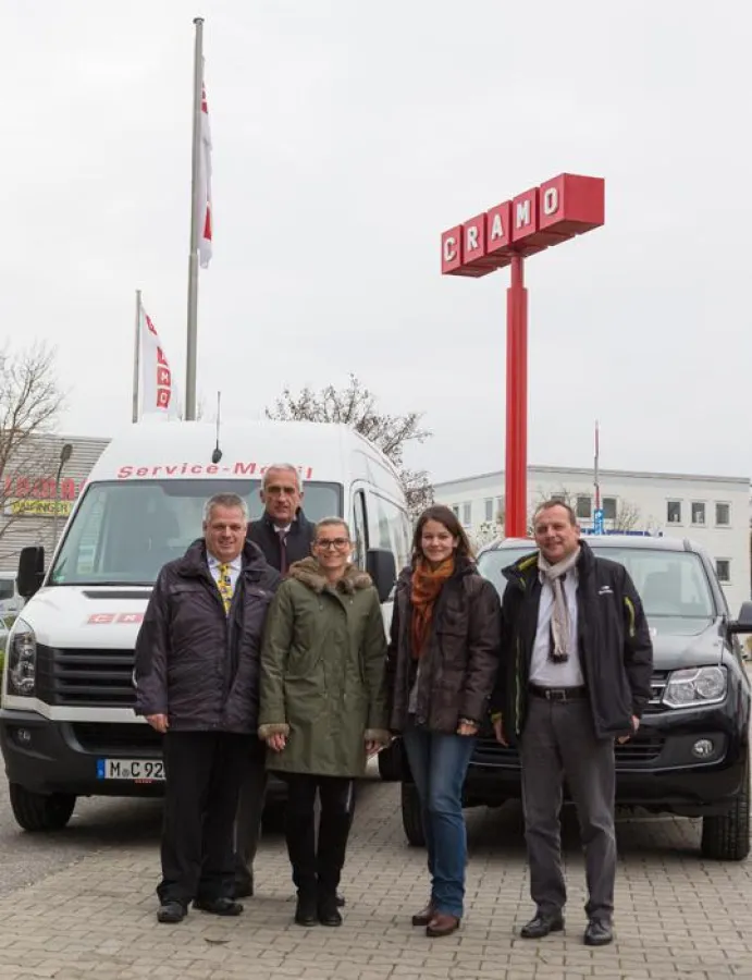 Bernhard Stocker (VW Nutzfahrzeuge) bedankte sich bei Cramo-Vorstand Dirk Schlitzkus (r.).