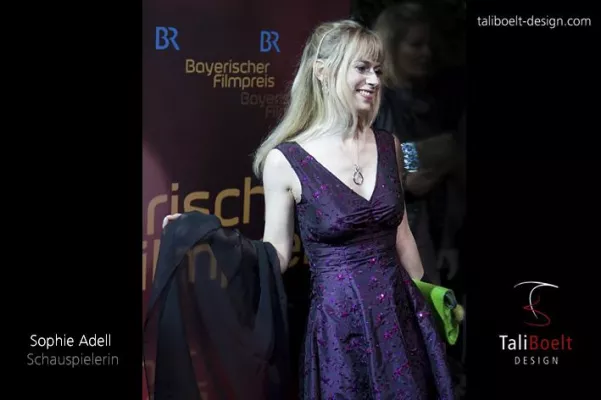 Bild: Schauspielerin Sophie Adell trägt TaliBoelt Design beim Galaabend Bayerischer Filmpreis 2012