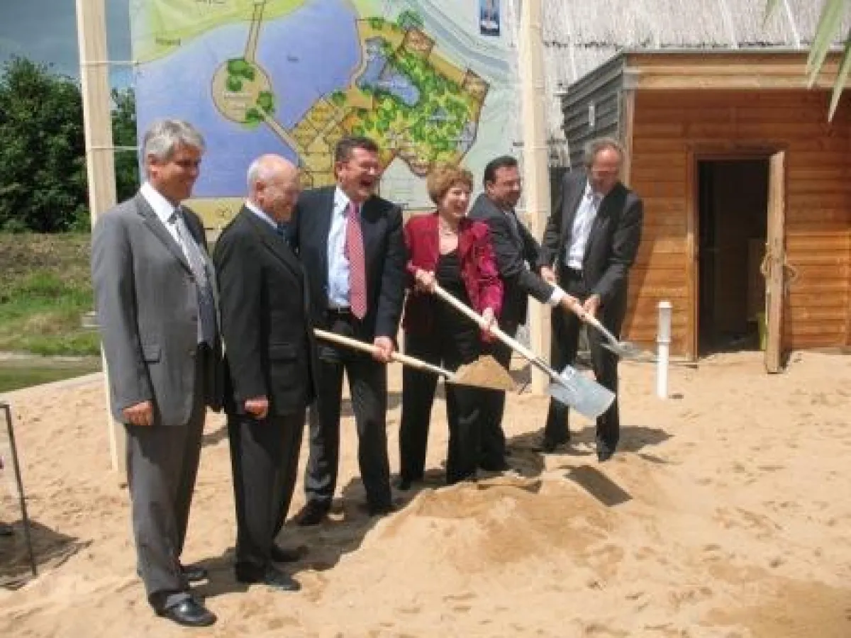 Die Unternehmer Jörg und Josef Wund, die CSU Landtagsabgeordneten Franz Pschierer  und Ingrid Fickler, Bürgermeister Klaus Holetschek und Landrat Hans-Joachim Weirather beim Spatenstich.
