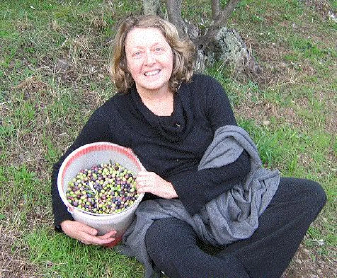 Dorette Deutsch alias Margherita Balbi bei der Olivenernte