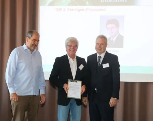 Bild: IfKom verliehen Dipl.-Ing. Dieter Salge aus Ergolding die Goldene Ehrennadel