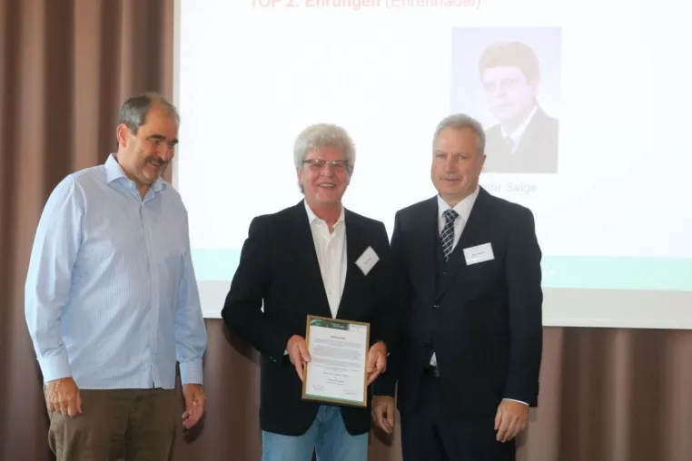 Bild: IfKom verliehen Dipl.-Ing. Dieter Salge aus Ergolding die Goldene Ehrennadel