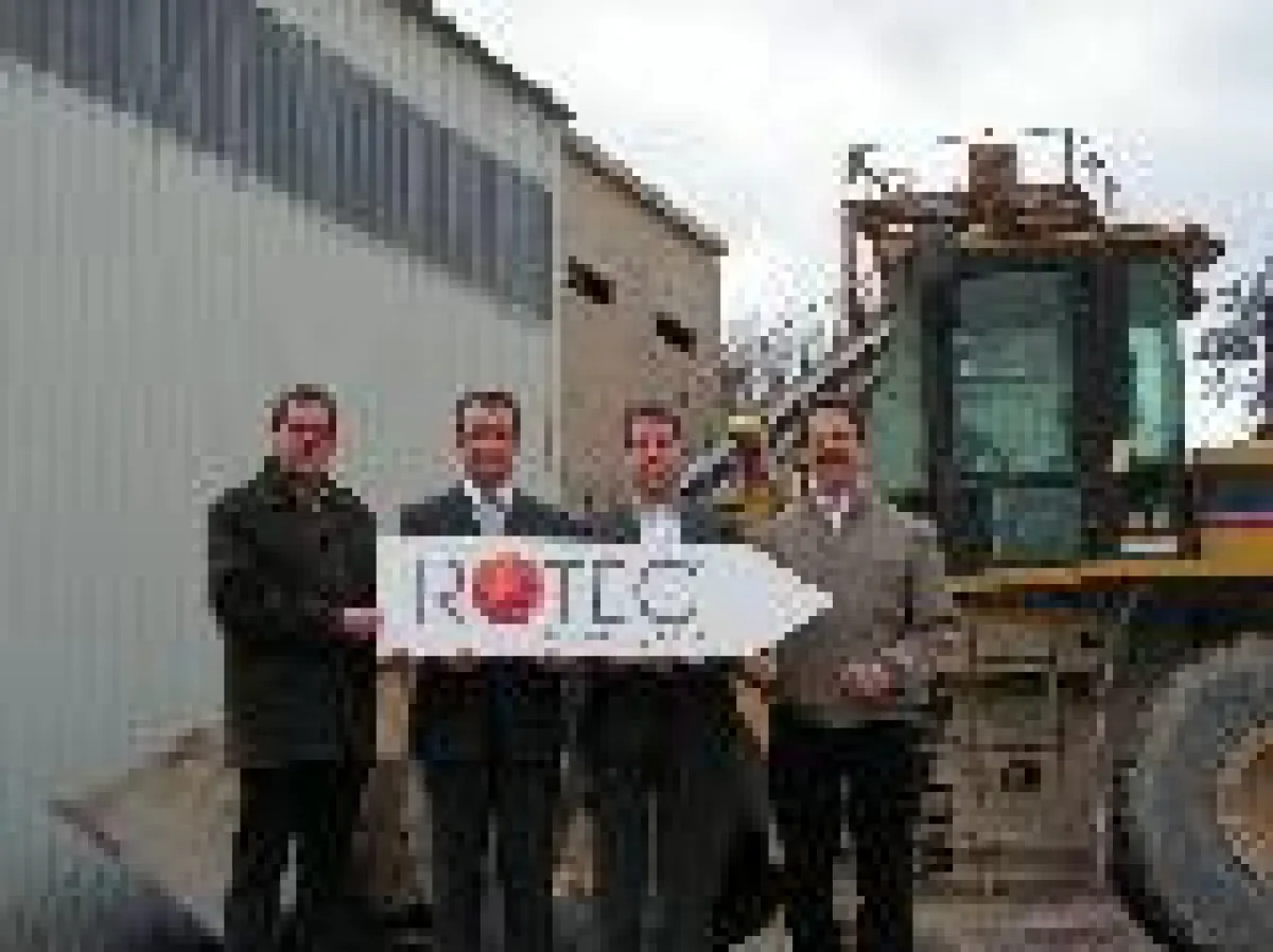 Die Auf eine gemeinsame und erfolgreiche Zukunft freuen sich das vierköpfige Team.