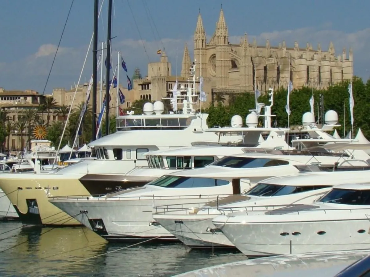 Absolventen der Yacht Crew Academy arbeiten nach der Qualifizierung beim TÜV NORD Schulungszentrum auf Yachten im Mittelmeerraum.