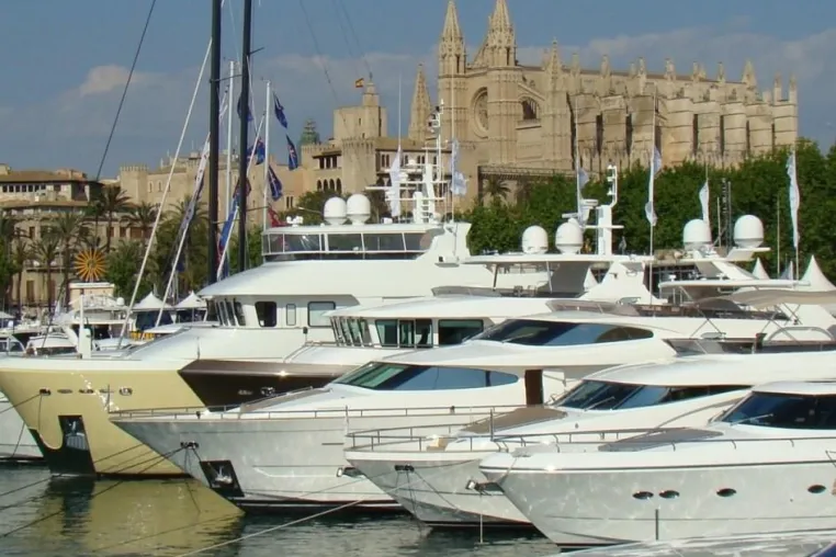Bild: Jobs auf Luxusyachten