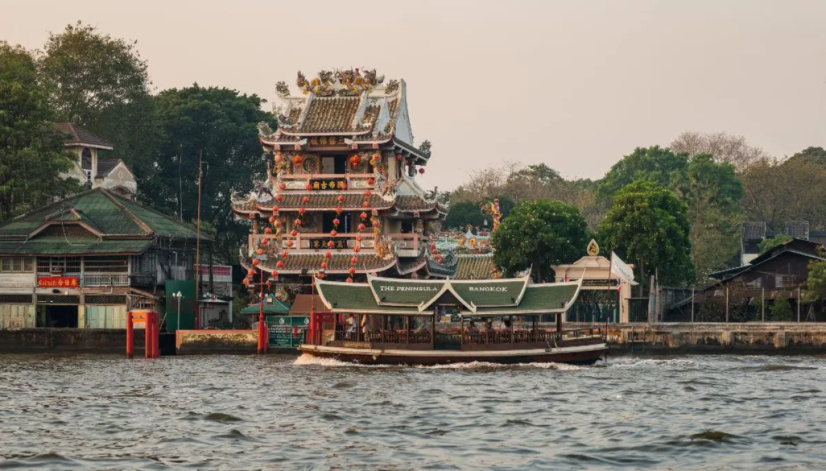 Fahrt mit dem Peninsula Boot zum Gong-Wu-Tempel, Thailands ältestem chinesischen Tempel