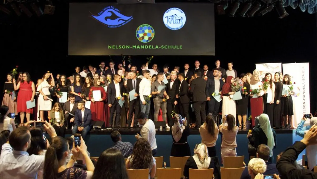 90 Schüler der Gemeinsamen Oberstufe der Elbinseln freuen sich über das bestandene Abitur.