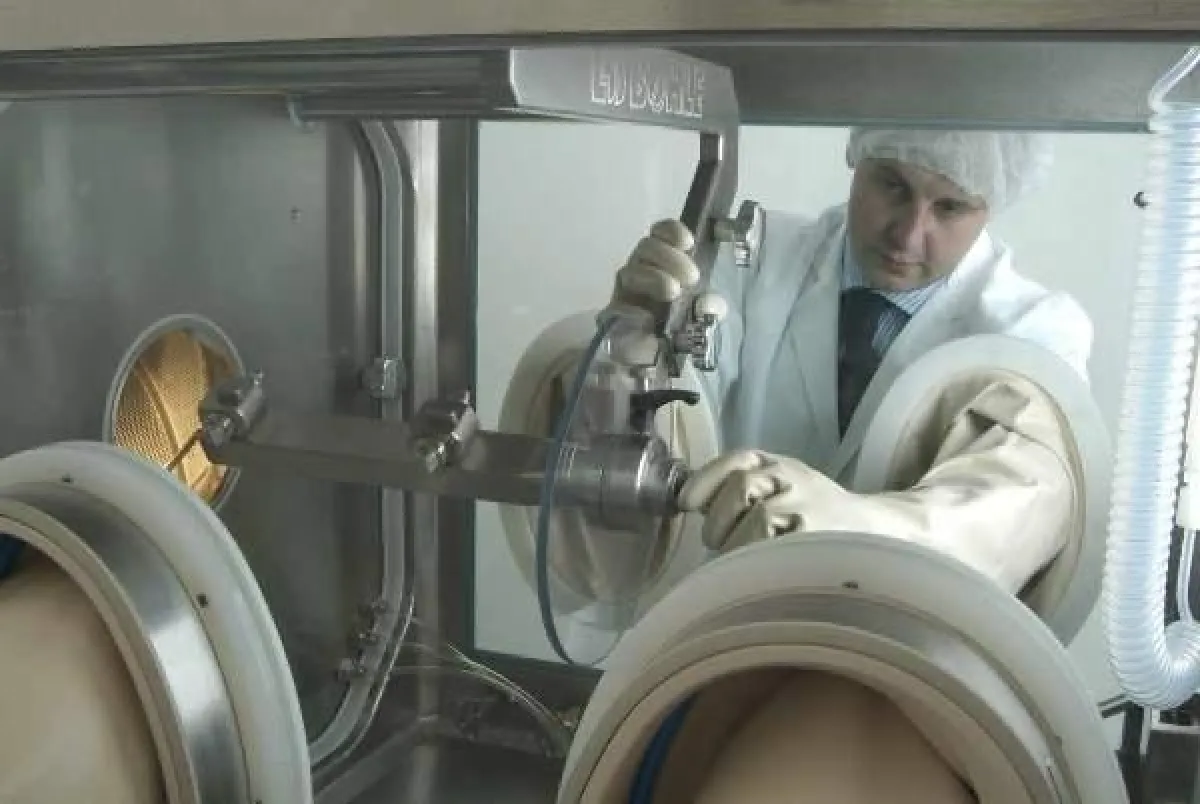 Mitarbeiter an einem Laborcoater