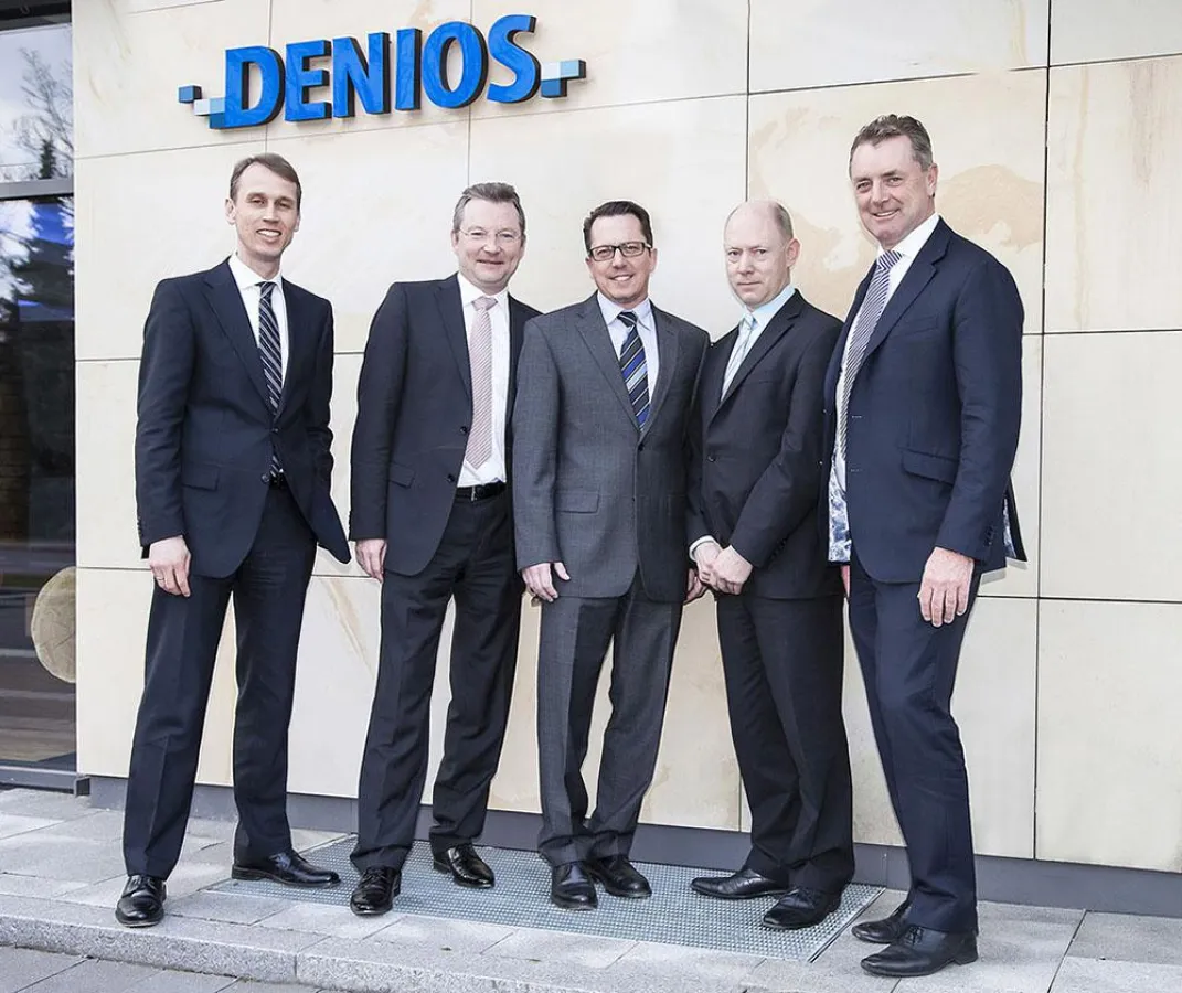 Ralf Pape (Mitte) von RPE im Kreise der DENIOS-Führung. Re.: Helmut Dennig, Vorstandsvorsitzender.