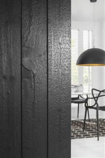 Neuheit: Karbonisiertes Holz für innen und außen – schwarze Holzoberflächen mit unverwechselbarem Charakter Bild: Neuheit: Karbonisiertes Holz für innen und außen – schwarze Holzoberflächen mit unverwechselbarem Charakter