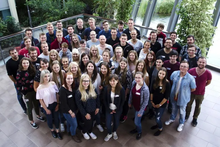 Bild: Jetzt 55 Auszubildende und Studenten bei KOMSA