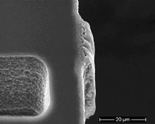 Bild: Partikelfreies Lasertrimmen von mikromechanischen Silizium-Feder-Masse-Aktuatoren