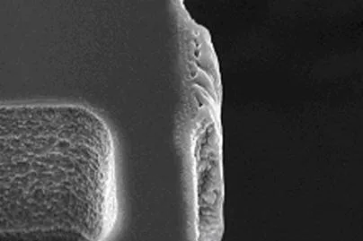 Bild: Partikelfreies Lasertrimmen von mikromechanischen Silizium-Feder-Masse-Aktuatoren