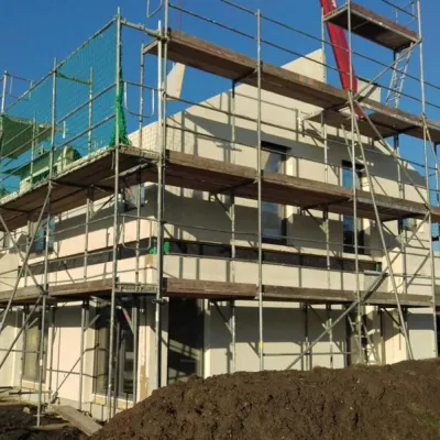 Bild: ISOWOODHAUS stellt drittes Musterhaus in Köln-Frechen auf.