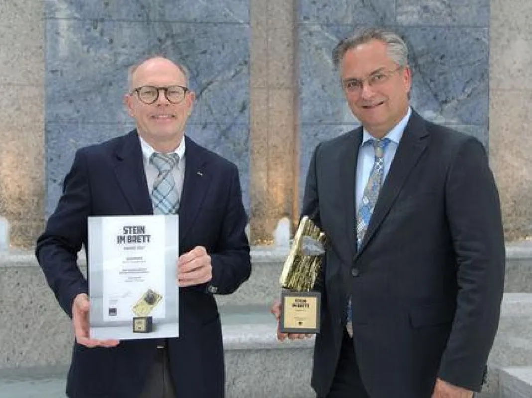 Jochen Wenzel (re.) und Peter Schmieder nahmen den „Stein im Brett“-Award entgegen. (Foto: Knauf)