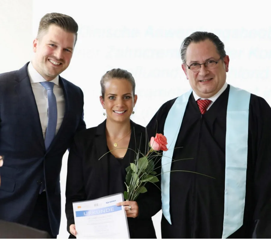 Verleihung meridol®-Preis an Frau Di Leonardo durch Herrn Otto (li) und Prof. Dr Gaßmann (re).