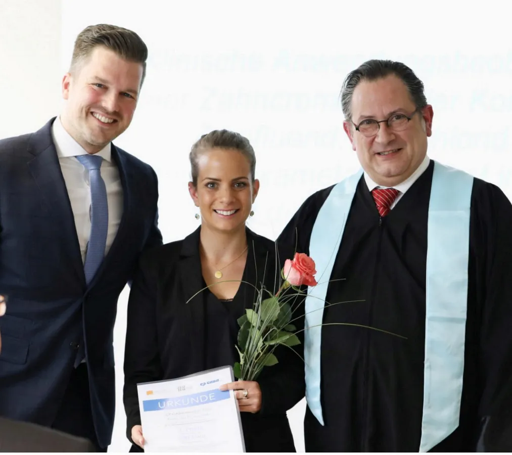 Verleihung meridol®-Preis an Frau Di Leonardo durch Herrn Otto (li) und Prof. Dr Gaßmann (re).