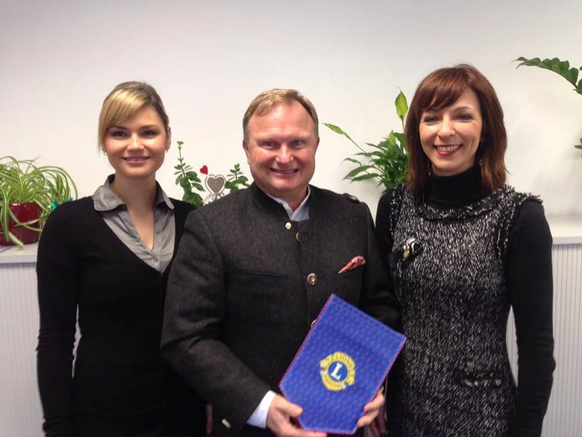 Monika Tomic übergibt die Spende dem Präsident des Lions Club Heidenheim-Steinheim, Michael Müller.