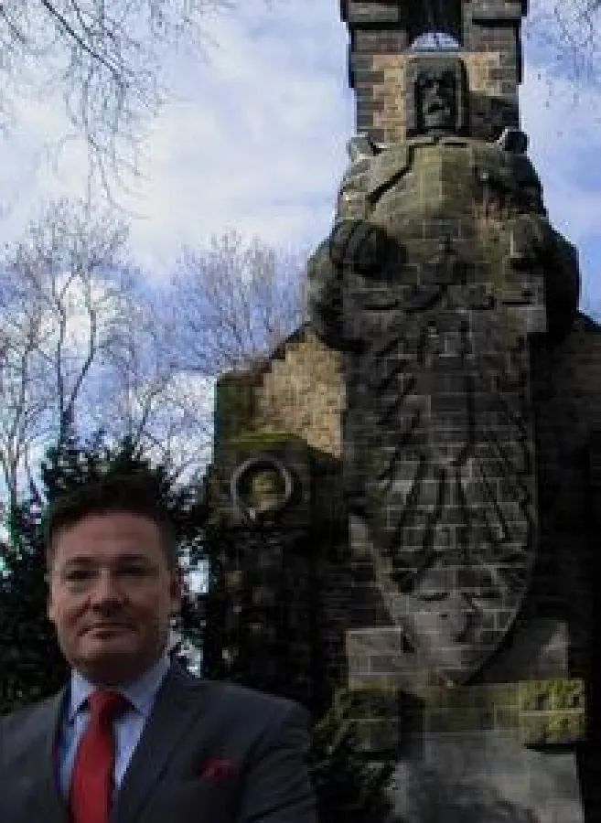 Torsten Ilg vor der Bismarcksäule in Köln Marienburg