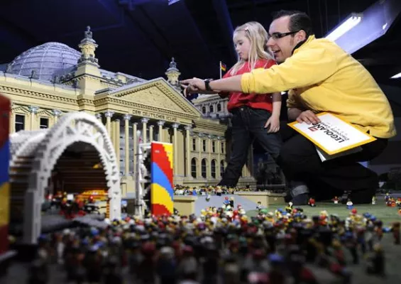 Bild: Starauflauf im LEGOLAND® Discovery Centre Berlin - Nach Brad Pitt und Angelina Jolie besucht weiterer Ehrengast