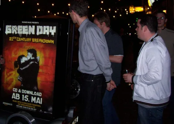 Bild: Aussenwerbung wird emotional - Green Day bewirbt CD-Release ungewöhnlich...