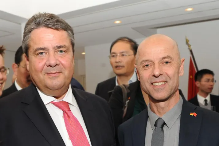 Bild: Wolfgang Frey mit Bundeswirtschaftsminister Sigmar Gabriel in China
